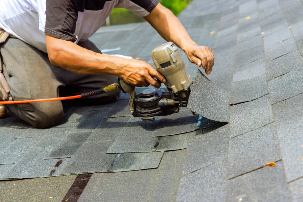 Un zingueur est un professionnel spécialisé dans les travaux de toiture et de zinguerie. En effet, il maîtrise parfaitement la pose
