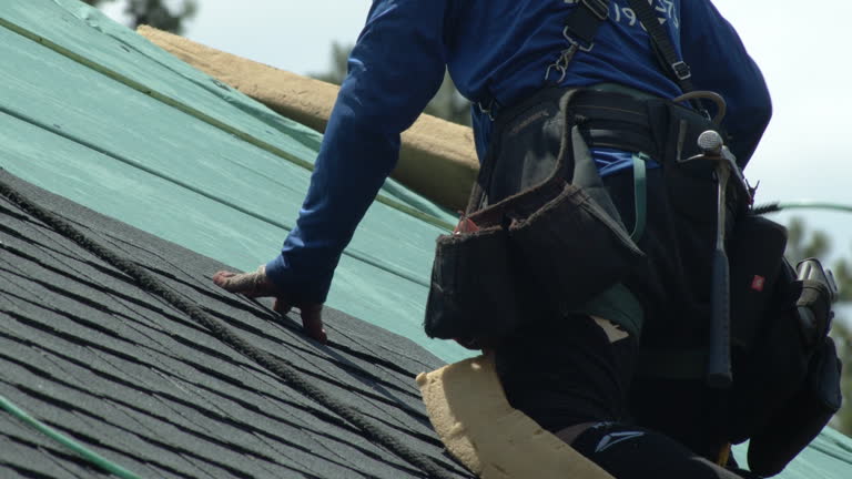 Un zingueur assure l’étanchéité des toitures et des façades. En effet, il installe les gouttières, les chéneaux et les raccords métalliques.