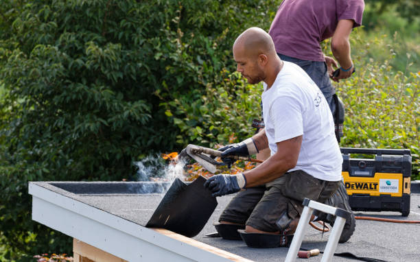 Un zingueur est un artisan du bâtiment spécialisé dans les travaux de toiture. En effet, il installe, répare et entretient les éléments