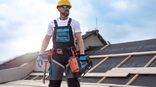 Un zingueur est un artisan spécialisé dans les travaux de couverture métallique. En effet, il conçoit, pose et répare les éléments