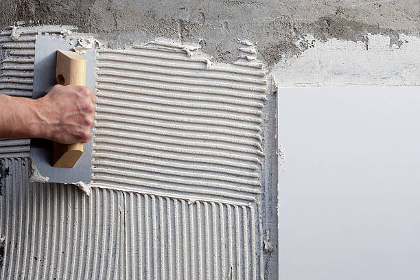 Un maçon réalise la base de tout chantier. En effet, il construit les murs, les fondations et les dalles. De plus, il intervient