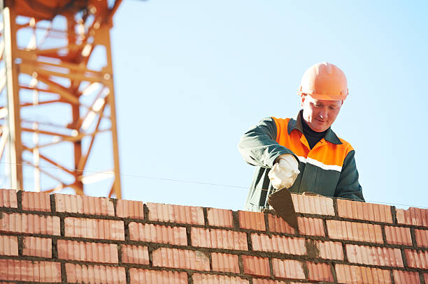 Le maçon est un professionnel indispensable sur les chantiers de construction. En effet, il réalise les fondations, les murs et
