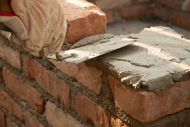 Un maçon joue un rôle fondamental dans tout chantier de construction. En effet, il intervient dès le début des travaux. D’abord,