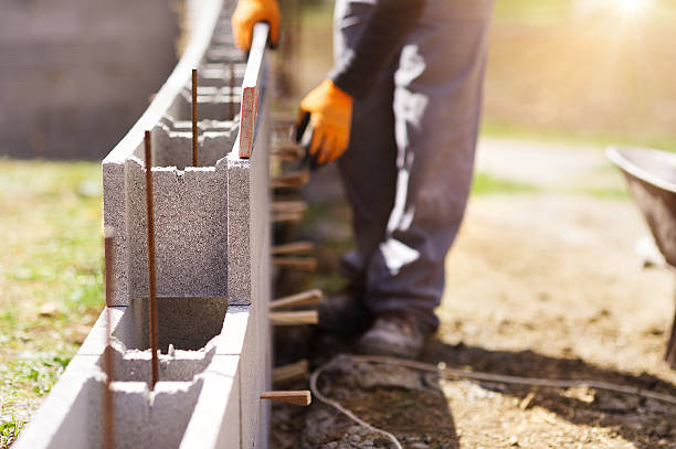 Un maçon joue un rôle clé dans la construction d’un mur de clôture. Il assure la solidité et la durabilité de l’ouvrage. En effet,