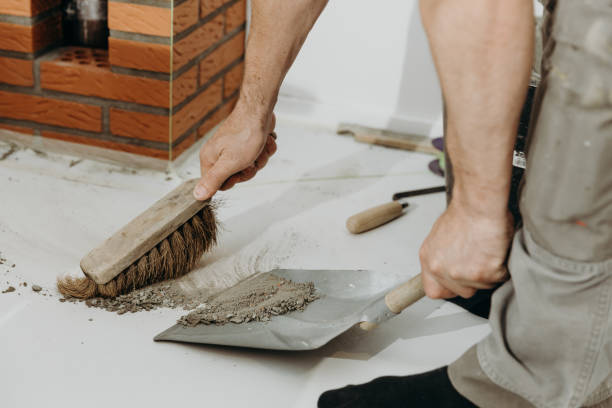 Un maçon possède les compétences nécessaires pour intervenir sur une cheminée. En effet, il maîtrise les techniques de construction