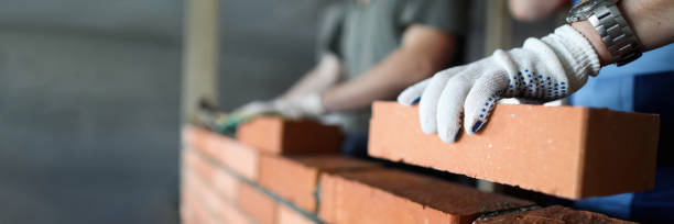 Le maçon joue un rôle fondamental dans tout projet de construction. En effet, il réalise les fondations, les murs porteurs