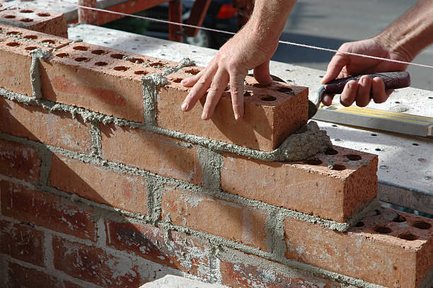 Un maçon en pierre sèche travaille sans mortier ni ciment. En effet, il assemble les pierres avec précision. Ce savoir-faire exige