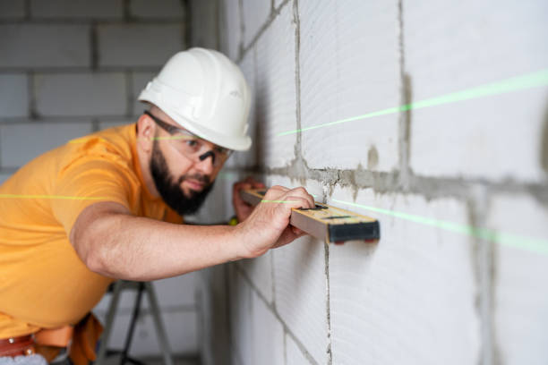 Un maçon en pierre sèche pratique un art millénaire. En effet, il assemble les pierres sans mortier ni ciment. Ainsi, il crée des murs