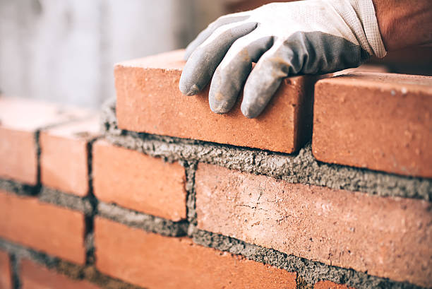 Un maçon en pierre sèche travaille sans mortier ni ciment. En effet, il assemble les pierres avec précision. Ainsi, il crée des murs solides
