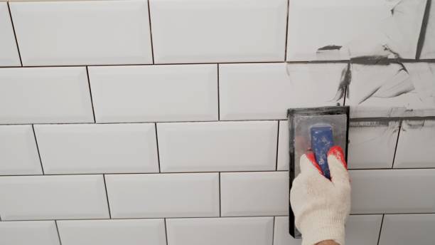 Un carreleur extérieur intervient sur toutes les surfaces exposées aux intempéries. Cependant, il assure aussi la pose de carrelage
