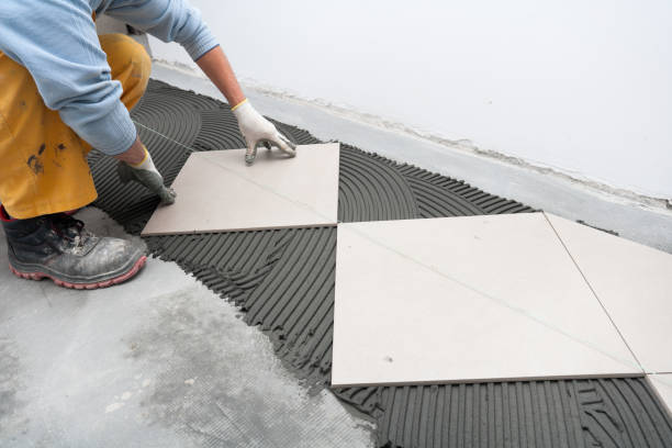 Un carreleur extérieur travaille sur des surfaces exposées au climat. De plus. Il adapte son tarif aux contraintes du chantier.
