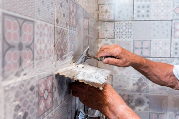 Un carreleur extérieur travaille sur les surfaces soumises aux intempéries. Ensuite, il maîtrise les techniques pour assurer