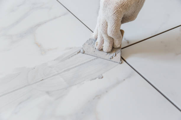 Le carreleur extérieur installe des revêtements résistants aux intempéries. De plus. Il prépare les surfaces pour garantir une adhérence