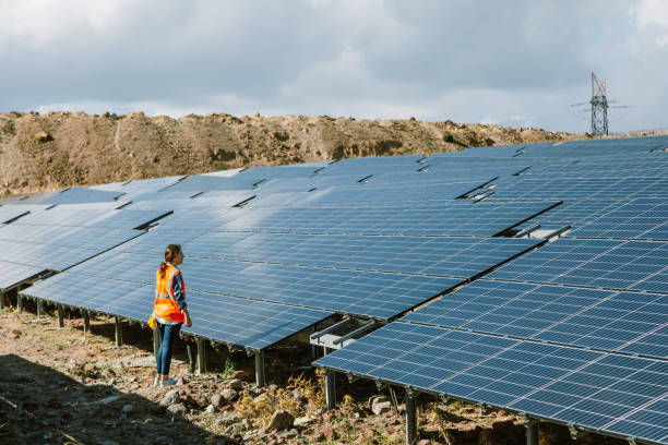 Un installateur de panneaux photovoltaïques utilise d’abord des outils de mesure précis. Ainsi, il vérifie l’ensoleillement grâce