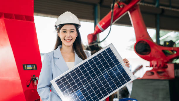 Un installateur de panneaux photovoltaïques peut poser une batterie de stockage selon sa qualification. Ensuite, il doit respecter